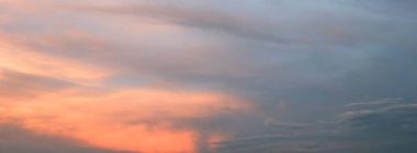 Mavi gökyüzünde günbatımı ışığı olan bir sirk bulutu. doğa duvar kağıdı arkaplanı.