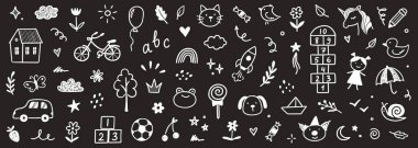 Çocuk okulu, anasınıfı vektör karalama tahtası. Sevimli el yapımı çiçek, oyuncak, hayvan unsurları. Çocukça bir anaokulu aktivitesi, eğitim geçmişi. Vektör illüstrasyonu