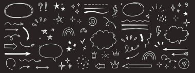 Çizim çizgisi ok unsuru, yıldız, karatahta arka planında kalp şekli. El çizimi çizimi çizim tarzı daire, bulutlu konuşma balonu grunge elementi. Ok, yıldız, kalp süslemesi. Vektör illüstrasyonu