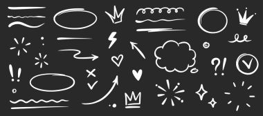 El çizimi vurgu, metin altı çizgisi, vurgu işareti, çizgi şekli seti. Elle çizilmiş ok, aşk kalbi, konuşma balonu, taç elementi. İşaretleyici, tahtaya kalem fırçası. Vektör illüstrasyonu