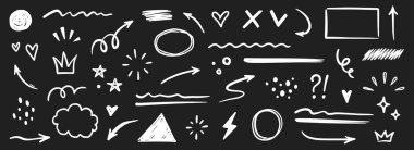 Çizgi şekil işareti altı çizili, ok, kalp fırçası element tebeşir seti. El çizimi keçeli kalem, altı çizili şekil, ok, kalp karalama fırçası karatahta. Crown, aşk ikonu. Vektör illüstrasyonu