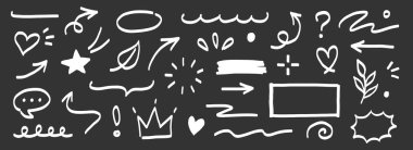 El işaret çizgisi ikon fırça seti. Tebeşir altı çizgisi, ok, çerçeve ve okun siyah karatahta arka planda beyaz hali. İş bilgisi ya da web tasarımı için modern taslak öğeleri cesur. Vektör