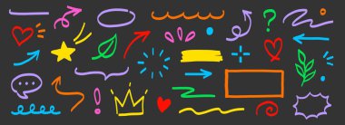 El işaret çizgisi simgesi renk fırçası ögesi ayarlandı. El çizimi renkli taslak, altı çizili, ok, kalp şeklinde oyuncu bir tarz. Karalama tacı, vurgulama, işaret ve eğlence tasarımı sembolü. Vektör