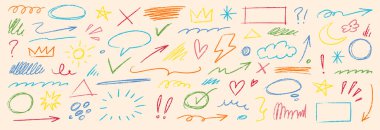 Kalem rengi boya kalemi çizgisi ayarlandı. El çizimi tebeşir darbesi rengarenk girdap, çiçek, bulut ve ok şeklinde boya kalemi pürüzlü deseni. Çocuklar arka planı boyar. Vektör illüstrasyonu