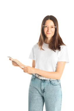 Beyaz arka planda not defteri olan bir kadın. izole