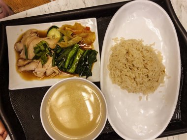 Hainanese tavuğu, lezzetli Singapur yemeği.