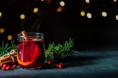 Gluhwein tatlı sıcak sıcak kırmızı şarap ya da bardak bardakta çay, narenciye aromalı tarçın yıldızı anason Alman geleneği kışın Noel içeceği yeni yıl bayramı festivali için içecek.