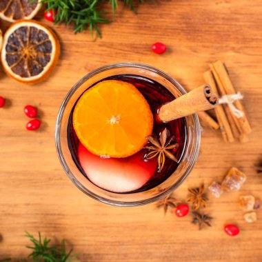 Gluhwein tatlı sıcak sıcak kırmızı şarap ya da bardak bardakta çay, narenciye aromalı tarçın yıldızı anason Alman geleneği kışın Noel içeceği yeni yıl bayramı festivali için içecek.
