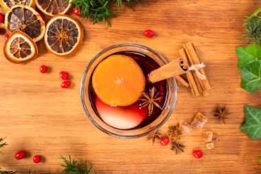 Gluhwein tatlı sıcak sıcak kırmızı şarap ya da bardak bardakta çay, narenciye aromalı tarçın yıldızı anason Alman geleneği kışın Noel içeceği yeni yıl bayramı festivali için içecek.