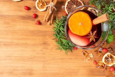 Gluhwein tatlı sıcak sıcak kırmızı şarap ya da bardak bardakta çay, narenciye aromalı tarçın yıldızı anason Alman geleneği kışın Noel içeceği yeni yıl bayramı festivali için içecek.