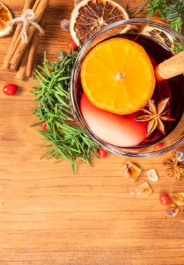 Gluhwein tatlı sıcak sıcak kırmızı şarap ya da bardak bardakta çay, narenciye aromalı tarçın yıldızı anason Alman geleneği kışın Noel içeceği yeni yıl bayramı festivali için içecek.
