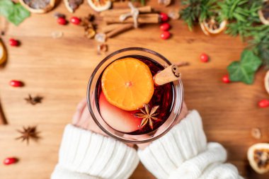 Gluhwein tatlı sıcak sıcak kırmızı şarap ya da bardak bardakta çay, narenciye aromalı tarçın yıldızı anason Alman geleneği kışın Noel içeceği yeni yıl bayramı festivali için içecek.