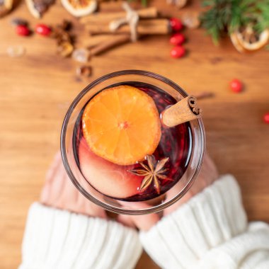 Gluhwein tatlı sıcak sıcak kırmızı şarap ya da bardak bardakta çay, narenciye aromalı tarçın yıldızı anason Alman geleneği kışın Noel içeceği yeni yıl bayramı festivali için içecek.