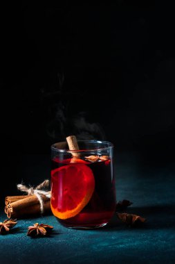 Gluhwein tatlı sıcak sıcak kırmızı şarap ya da bardak bardakta çay, narenciye aromalı tarçın yıldızı anason Alman geleneği kışın Noel içeceği yeni yıl bayramı festivali için içecek.