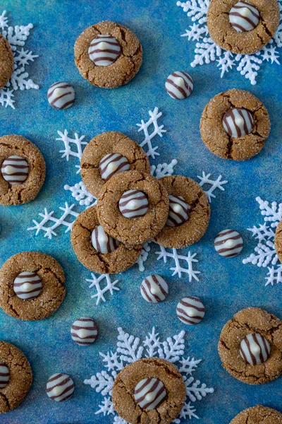 Close Gingerbread Blossom Cookies Stacked White Glitter Snowflakes Sitting Blue — Foto de Stock