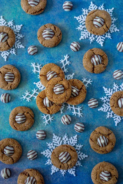 Gingerbread Blossom Holiday Cookies Stacked White Glitter Snowflakes Sitting Blue — Fotografia de Stock
