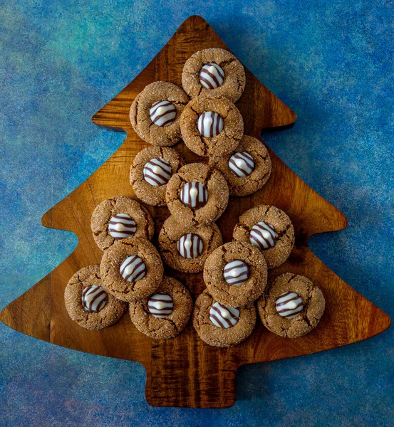 Wooden Christmas Tree Cutting Board Stacked Gingerbread Blossom Cookies Blue — Foto de Stock