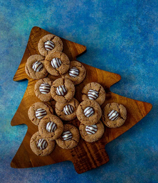Gingerbread Blossom Cookies Sitting Wooden Christmas Tree Cutting Board Blue — Fotografia de Stock