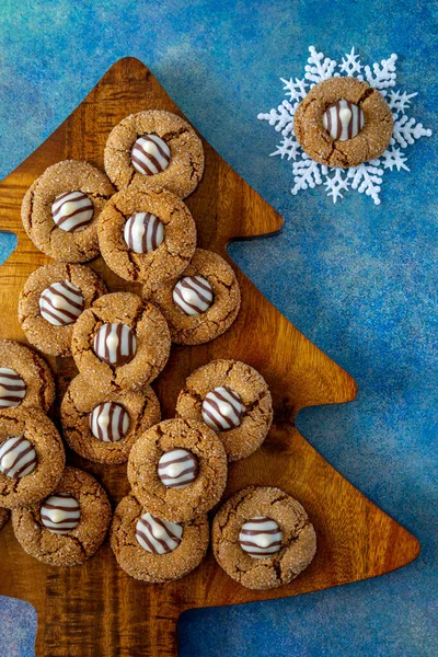 Holiday Cookie Display Gingerbread Blossom Cookies Sitting Wooden Christmas Tree — Foto de Stock