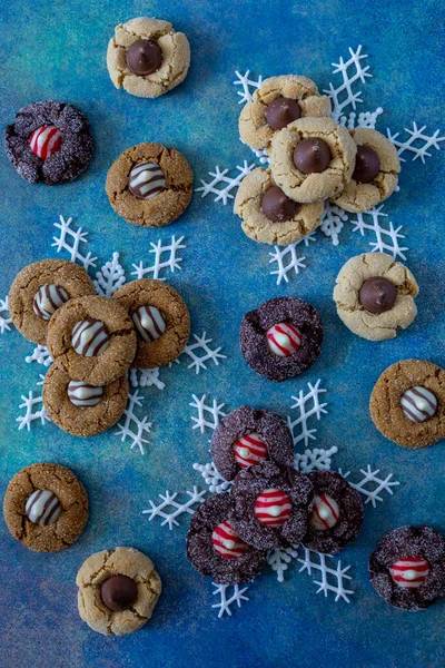 Gingerbread Peanut Butter Peppermint Chocolate Blossom Cookies Stacked White Glitter — Foto de Stock