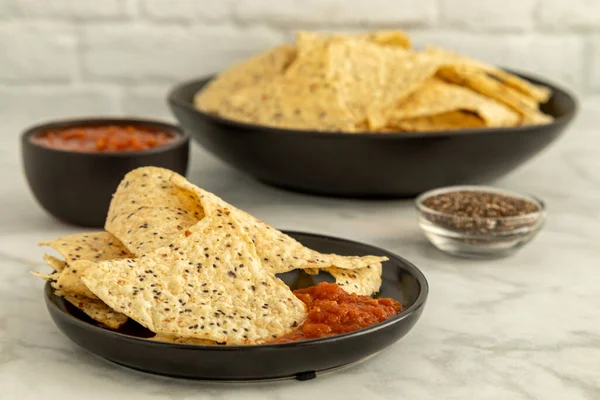 Chia Quinoa Tortilla Bezglutenowe Chipsy Siedzące Czarnej Ceramicznej Płytce Salsą — Zdjęcie stockowe