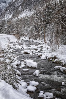 Frying Pan nehri boyunca güzel bir kış manzarası, kayalar ve ağaçlar üzerine yeni yağmış kar. Dikey yönelim