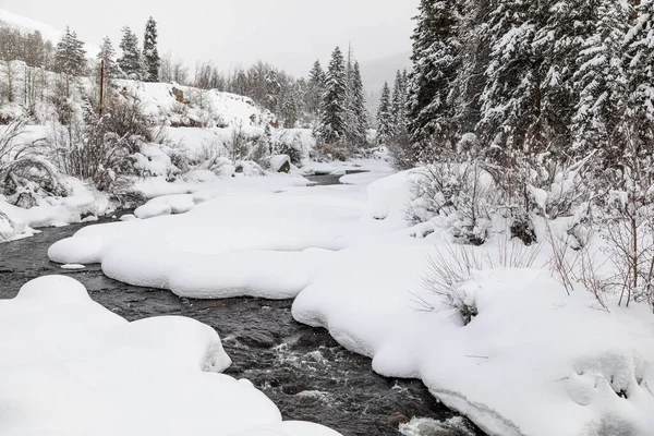 Snöig Vinterscen Med Nyfallen Och Fallande Snö Längs Frying Pan Royaltyfria Stockfoton