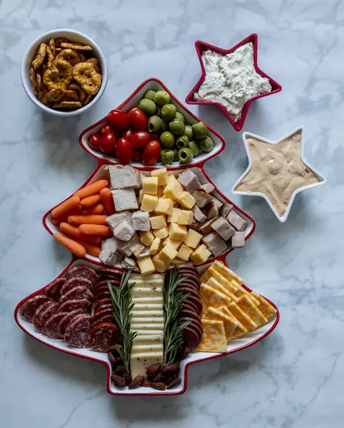 Weihnachtsbaumförmige Platte Mit Gemüse Fleisch Käsewürfeln Käsescheiben Und Oliven Sowie Stockfoto