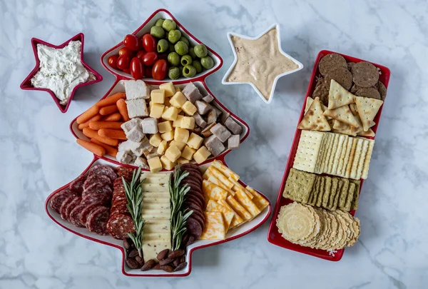 Fleisch Käse Und Gemüse Liegen Auf Einer Weihnachtsbaumförmigen Platte Mit lizenzfreie Stockfotos