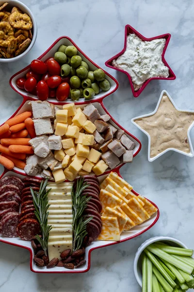 Noel Ağacı Şeklinde Çeşitli Peynir Sebze Fındık Ile Doldurulmuş Soslu - Stok İmaj