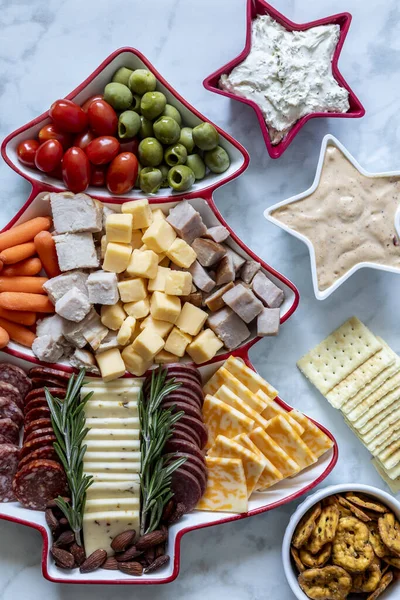 Kırmızı Beyaz Noel Ağacı Şeklindeki Tabaklar Çeşitli Etler Peynirler Sebzeler Telifsiz Stok Fotoğraflar