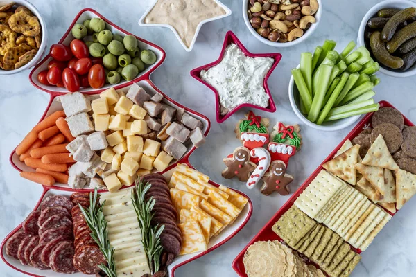 Julgransformat Fat Fyllt Med Diverse Kött Ostar Och Grönsakscharkuterier Med Royaltyfria Stockbilder