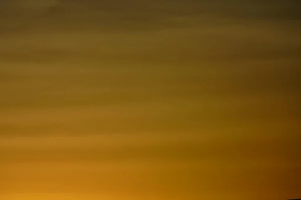 ぼかしの焦点アブストラクト日没空赤空オレンジ屋外夏の自然 — ストック写真