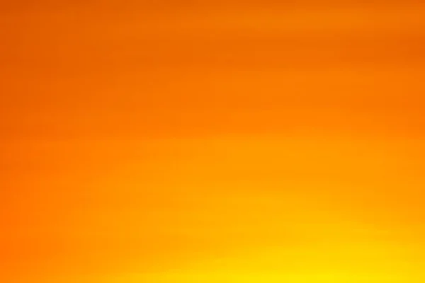 파랗게 초점을 맞추는 하늘붉은 오렌지 야외의 — 스톡 사진