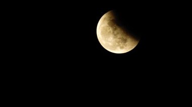 Dolunayın toplam ay tutulması gece gökyüzünde çok nadir görülen bir Süper Kan Ay 'ına neden olur..