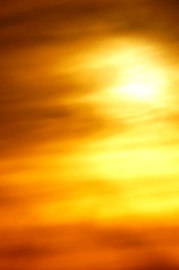 Bulanık odaklı. Gökyüzü turuncu. Açık havada turuncu bulut.