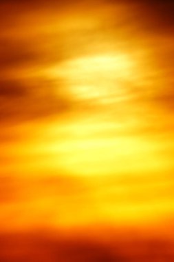 Bulanık odaklı. Gökyüzü turuncu. Açık havada turuncu bulut.