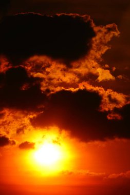 Bulanık odaklı. Gökyüzü turuncu. Açık havada turuncu bulut.