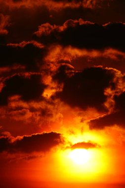 Bulanık odaklı. Gökyüzü turuncu. Açık havada turuncu bulut.