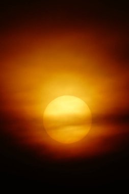 Bulanık odaklı. Gökyüzü turuncu. Açık havada turuncu bulut.