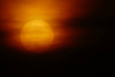 Bulanık odaklı. Gökyüzü turuncu. Açık havada turuncu bulut.