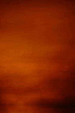 Bulanık odaklı. Gökyüzü turuncu. Açık havada turuncu bulut.