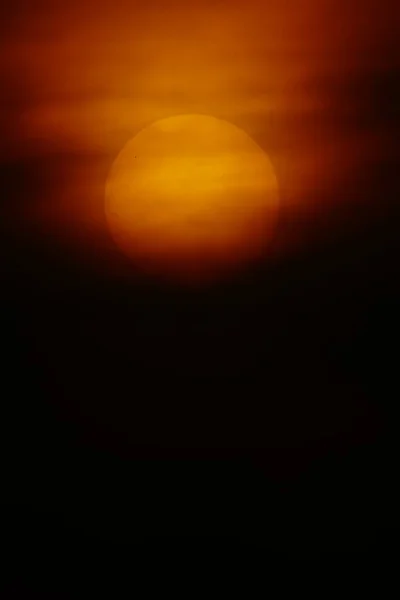 ぼかしの焦点夕焼け空オレンジ空オレンジ雲屋外夏の自然 — ストック写真