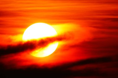 Bulanık odaklı. Gökyüzü turuncu. Açık havada turuncu bulut.