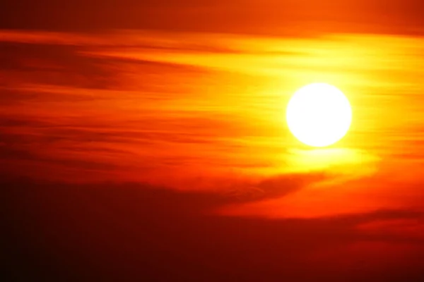 日落时分 橙色的天空 橙色的天空 橙色的云彩 户外夏季的自然 免版税图库照片