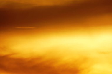 Bulanık odaklı, gökyüzü turuncu gökyüzü turuncu bulutlar açık hava yaz doğa duvar pedikürü dokusu ve arka plan 