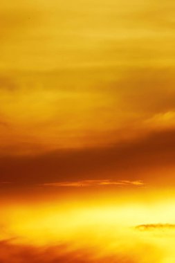 Bulanık odaklı, gökyüzü turuncu gökyüzü turuncu bulutlar açık hava yaz doğa duvar pedikürü dokusu ve arka plan 