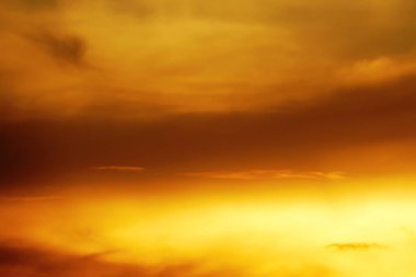 Bulanık odaklı, gökyüzü turuncu gökyüzü turuncu bulutlar açık hava yaz doğa duvar pedikürü dokusu ve arka plan 