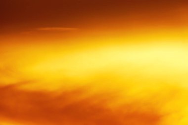 Bulanık odaklı, gökyüzü turuncu gökyüzü turuncu bulutlar açık hava yaz doğa duvar pedikürü dokusu ve arka plan 