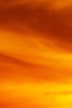 Bulanık odaklı, gökyüzü turuncu gökyüzü turuncu bulutlar açık hava yaz doğa duvar pedikürü dokusu ve arka plan 